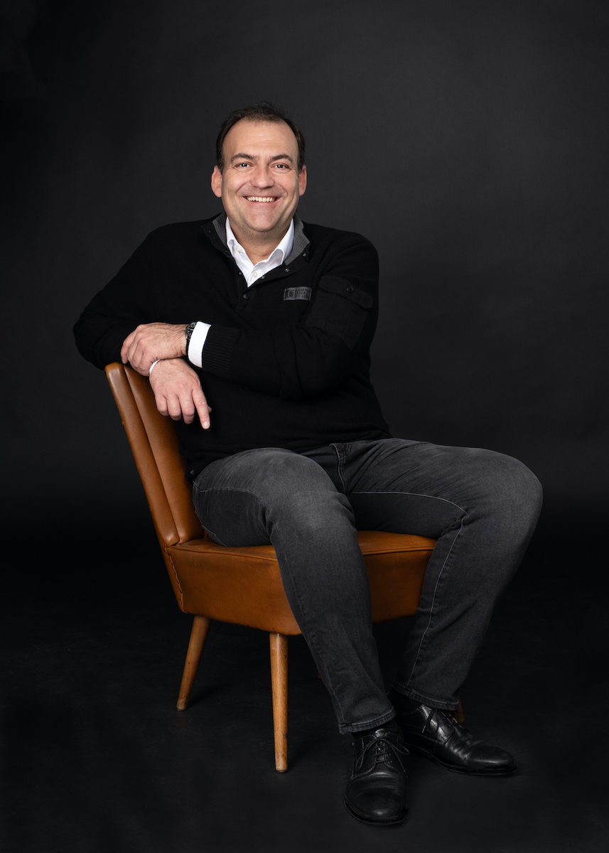 José Narciandi auf einem Sessel